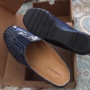Women’s slip on/ slides shoes